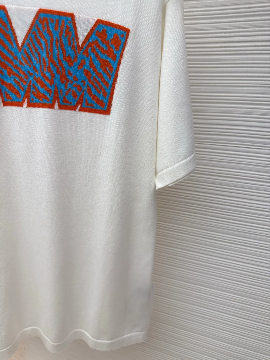 LOUIS VUITTON letter intarsia short sleeves ●Authentic product: purchased and developed by 6109 ●Item number: 1680181-A60 ●Fabric: double-ply combed cotton ●Technology: wool washed ●Version: fitted version ●Weight: about 270 grams ●Size: S-M-L-XL ●Description: The fabric is made of 40-count double-ply combed cotton, using a German Dornier 12 knitting machine, wool jacquard, wool washing, the overall routing is straight and delicate, the fabric is comfortable and soft, the color is consistent and no color difference. It can be matched with the same style to create a fashionable look, control various occasions, customized accessories, complete three standards, the same style for men and women!